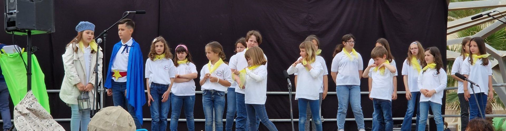 Actuació de la coral del CEIP Assumpció a la Fira del Llibre