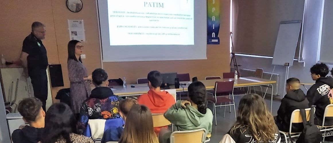 Xerrades de la Policia Local d’Alcalà-Alcossebre per a conscienciar a la joventut sobre el perill de les addiccions