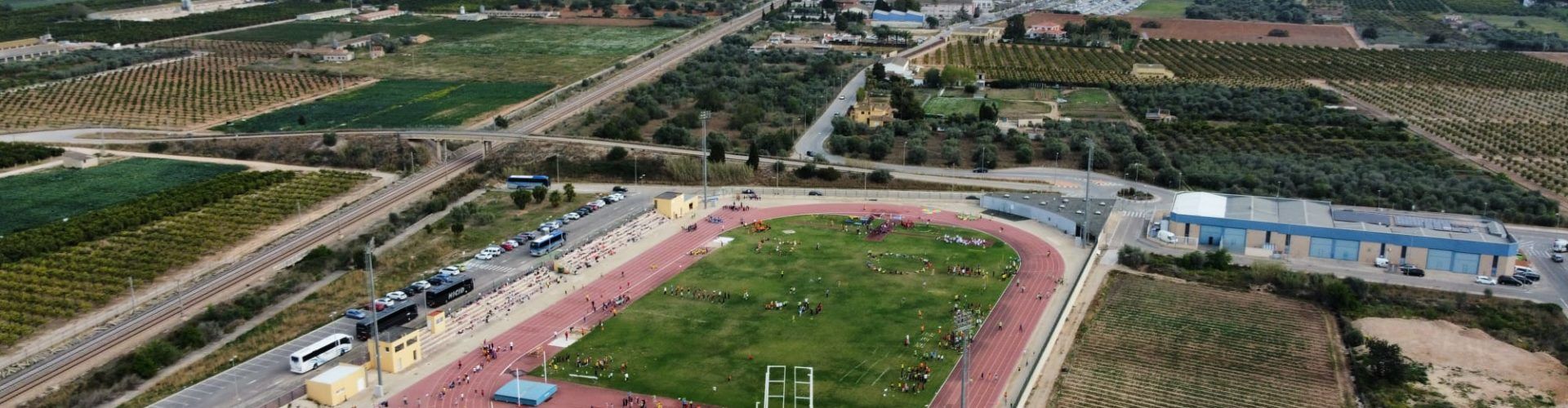 Jornada d’atletisme comarcal a la pista de Vinaròs, a vista de dron
