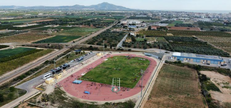 Jornada d’atletisme comarcal a la pista de Vinaròs, a vista de dron