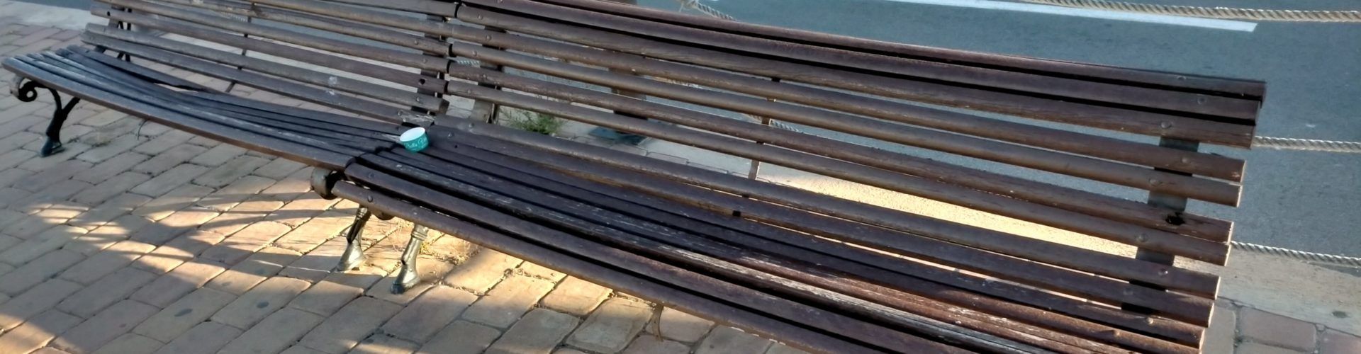 Bancos deteriorados en la zona del puerto