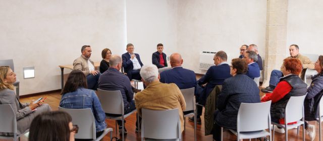 Ilde Añó y Ximo Puig se reúnen con las asociaciones de Benicarló