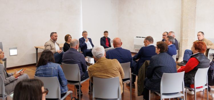 Ilde Añó y Ximo Puig se reúnen con las asociaciones de Benicarló