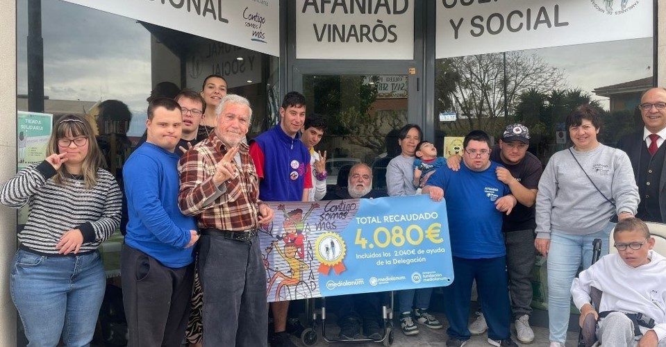 Entrega a Afaniad Vinaròs del cheque-donación por la cena solidaria