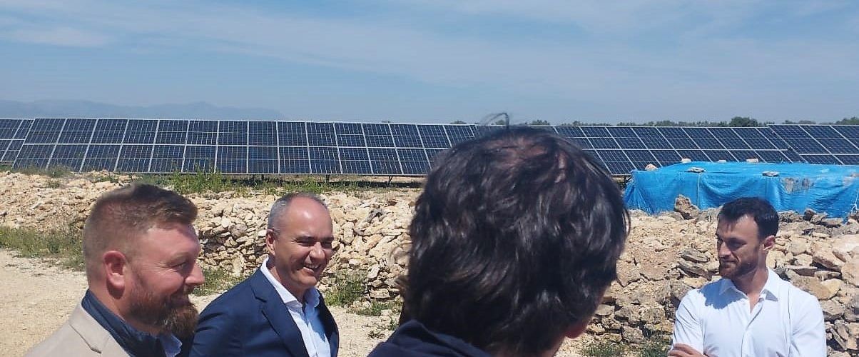 Rebeca Torró destaca la iniciativa del parque fotovoltaico de Sant Jordi como “proyecto clave” y el alcalde lamenta su retraso por la lentitud de la Conselleria