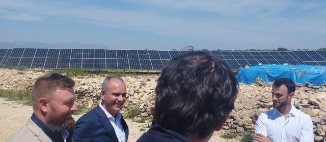 Rebeca Torró destaca la iniciativa del parque fotovoltaico de Sant Jordi como “proyecto clave” y el alcalde lamenta su retraso por la lentitud de la Conselleria