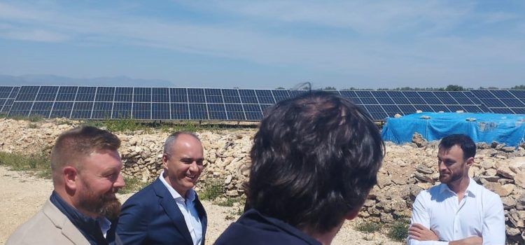 Rebeca Torró destaca la iniciativa del parque fotovoltaico de Sant Jordi como “proyecto clave” y el alcalde lamenta su retraso por la lentitud de la Conselleria