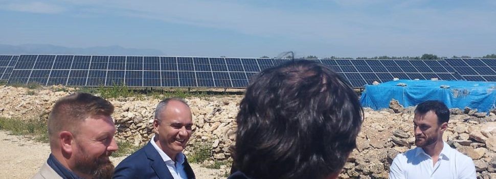 Rebeca Torró destaca la iniciativa del parque fotovoltaico de Sant Jordi como “proyecto clave” y el alcalde lamenta su retraso por la lentitud de la Conselleria
