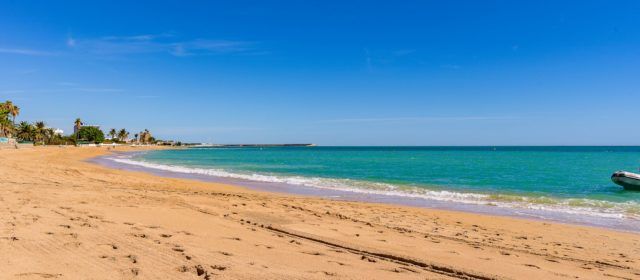 Surt a licitació el xiringuito de la platja de la Caracola per a la temporada estival
