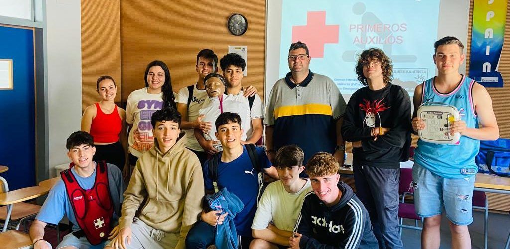 126 alumnes de l’IES Serra d’Irta reben formació en primers auxilis i ús del DESA