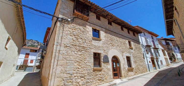 Licitació de la gestió del bar i els apartaments turístics de Xiva