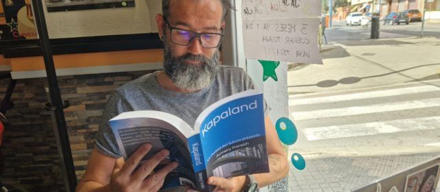 La primera novela de David Sanz sitúa en Vinaròs la primera ciudad gestionada por Inteligencia Artificial