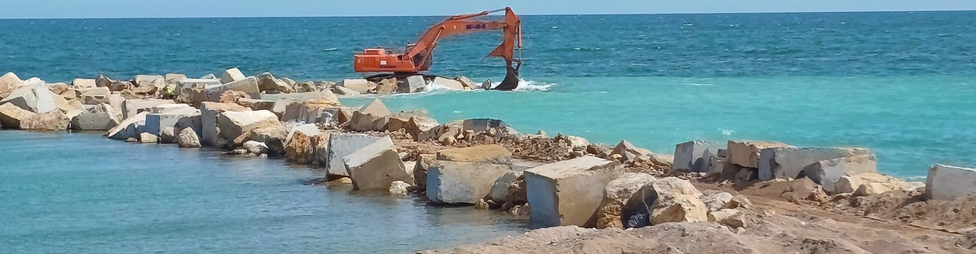 Fotos: obres a la platja del Fortí de Vinaròs