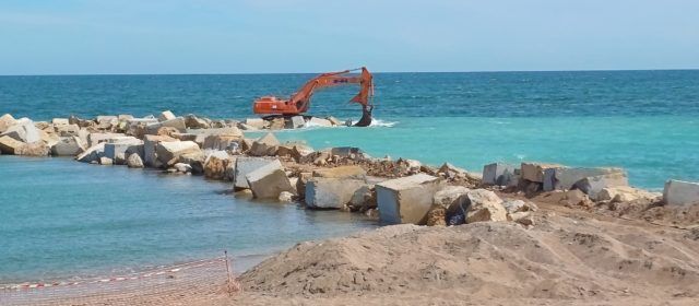 Fotos: obres a la platja del Fortí de Vinaròs