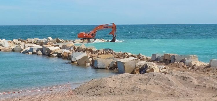 Fotos: obres a la platja del Fortí de Vinaròs