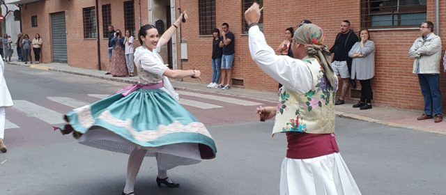 Vídeos i fotos: L’Agrupació Folklòrica de Moncada balla “La jotilla de Vinaròs”