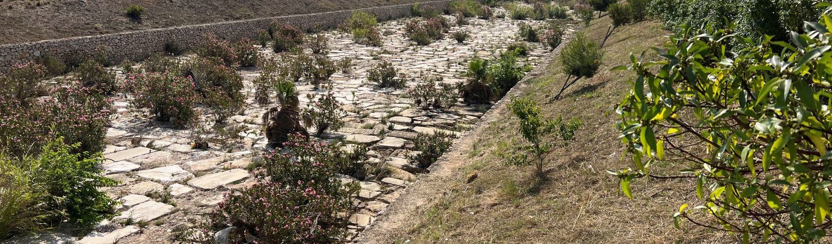 La Regidoria d’Obres i Serveis neteja i desbrossa el talús del riu Cervol