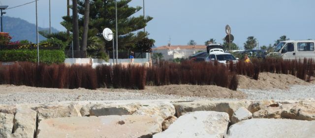 Instalan dunas de arena en la playa de la Boca del Riu de Vinaròs
