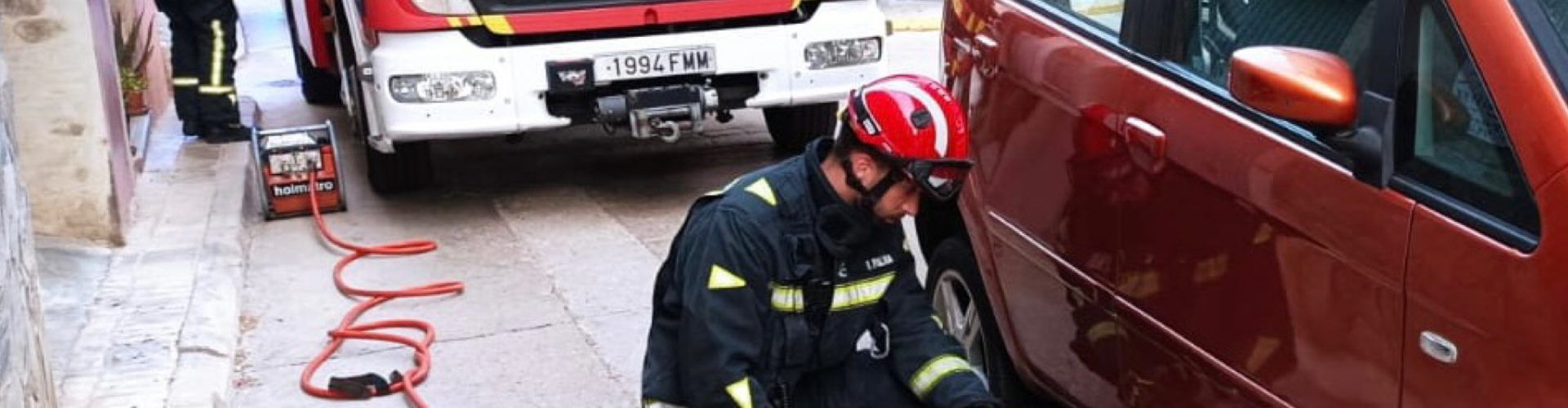 Accidente en Càlig, con rescate de un menor atrapado bajo un turismo
