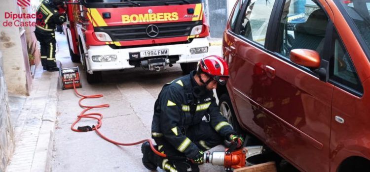 Accidente en Càlig, con rescate de un menor atrapado bajo un turismo