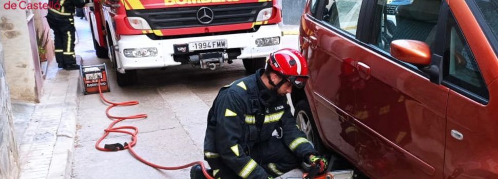 Accidente en Càlig, con rescate de un menor atrapado bajo un turismo