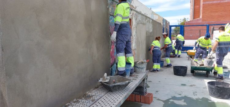 El taller ‘Benicarló Rehabilita’ condiciona un magatzem diàfan per a ús polivalent