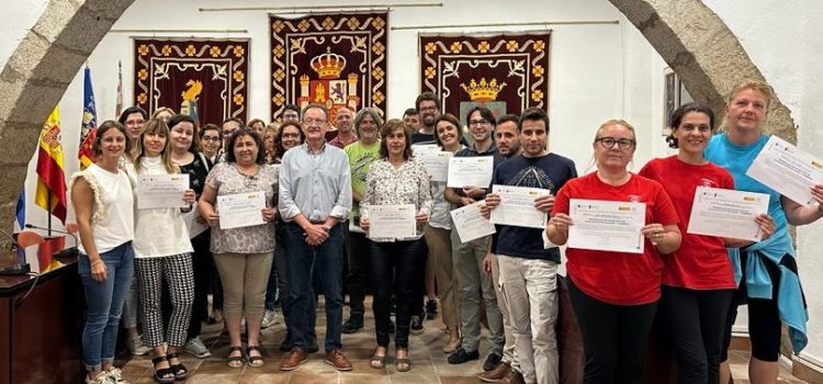 L’Ajuntament d’Alcalà-Alcossebre ha fet lliurament dels diplomes de formació en igualtat a 49 treballadors i treballadores municipals