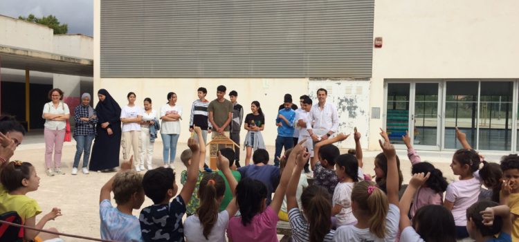 L’IES Joan Coromines I el CEIP Eduardo Martínez Ródenas col·laboren en un projecte per a la creació d’un hotel d’insectes