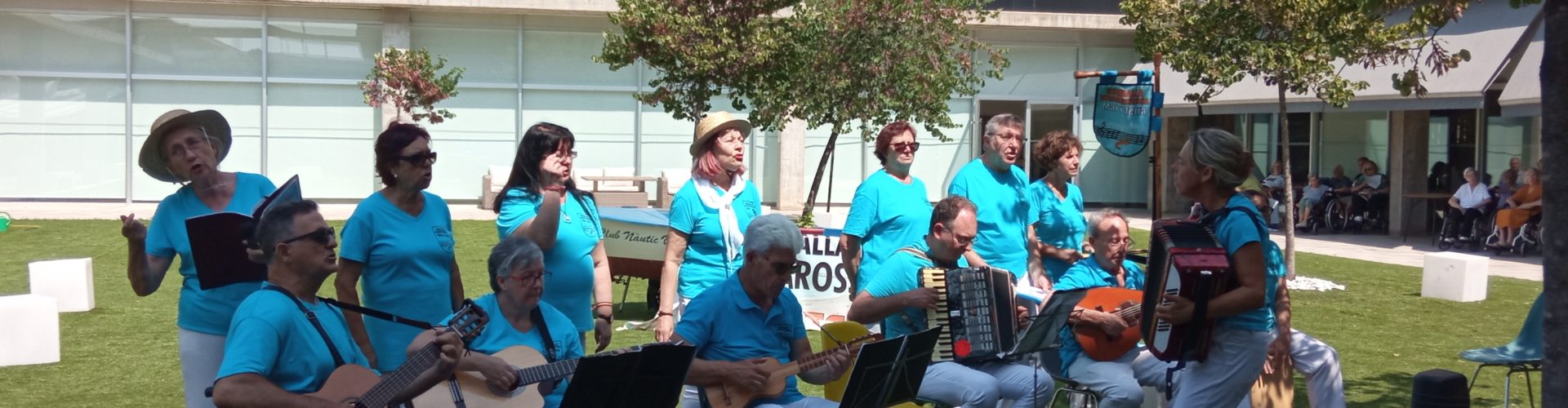 Visites de la rondalla Mar i Terra i els nanos i gegants al Centre de dia municipal l’Onada 