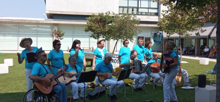 Visites de la rondalla Mar i Terra i els nanos i gegants al Centre de dia municipal l’Onada 