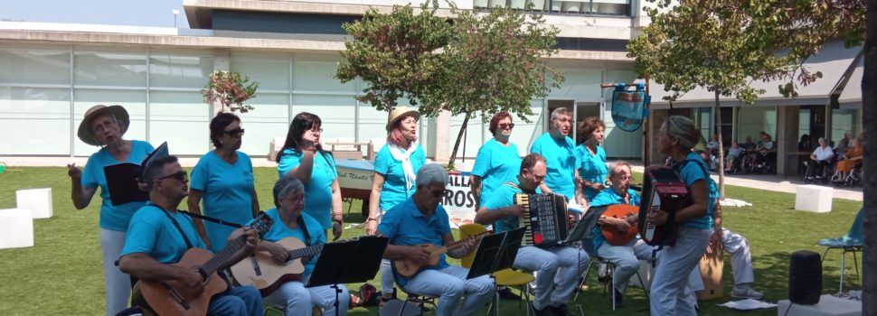 Visites de la rondalla Mar i Terra i els nanos i gegants al Centre de dia municipal l’Onada 