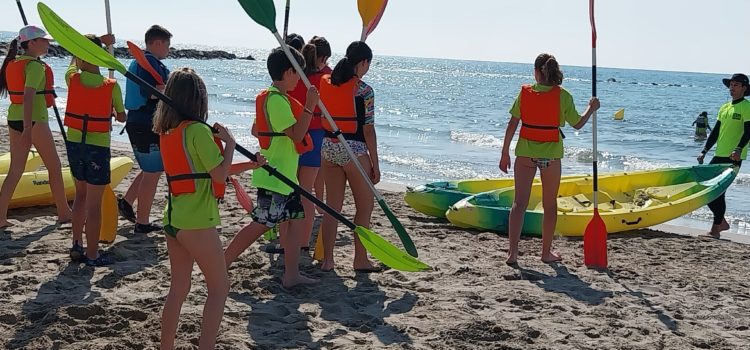 Excursió escolar a Benicàssim per fer activitats d’arena, paddle surf i Kayak