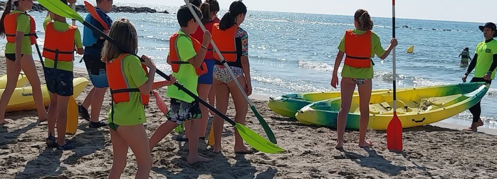 Excursió escolar a Benicàssim per fer activitats d’arena, paddle surf i Kayak