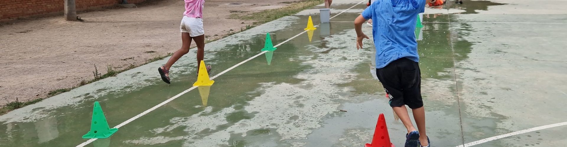 Jocs d’aigua per acabar les classes a l’Assumpció