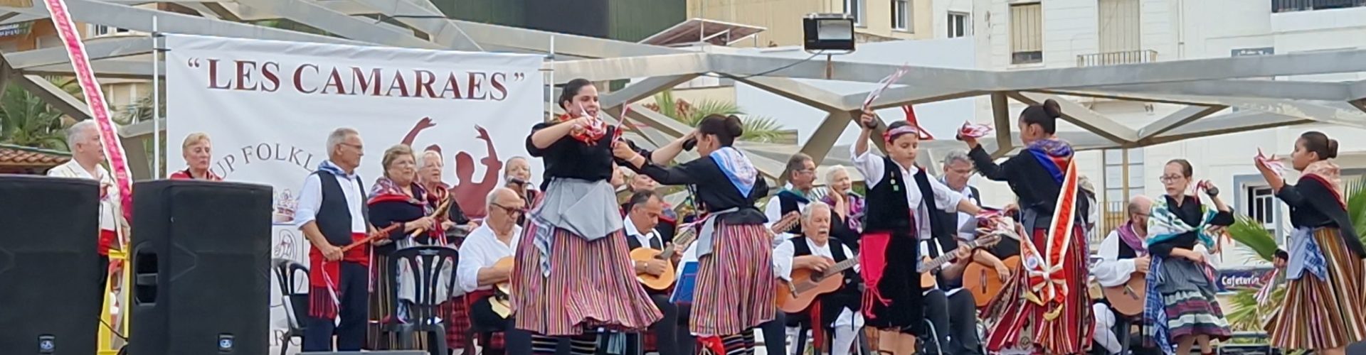 Les Camaraes omplin de folclore el passeig de Vinaròs