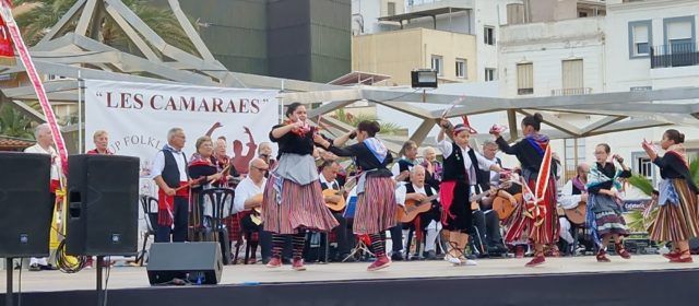 Les Camaraes omplin de folclore el passeig de Vinaròs