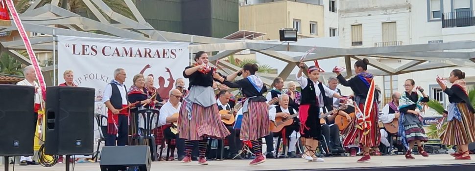 Les Camaraes omplin de folclore el passeig de Vinaròs
