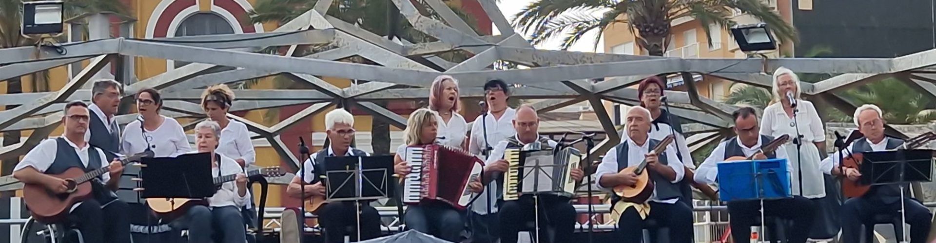 La rondalla Mar i Terra talla el concert per la pluja