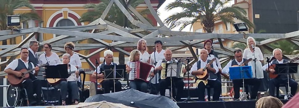 La rondalla Mar i Terra talla el concert per la pluja