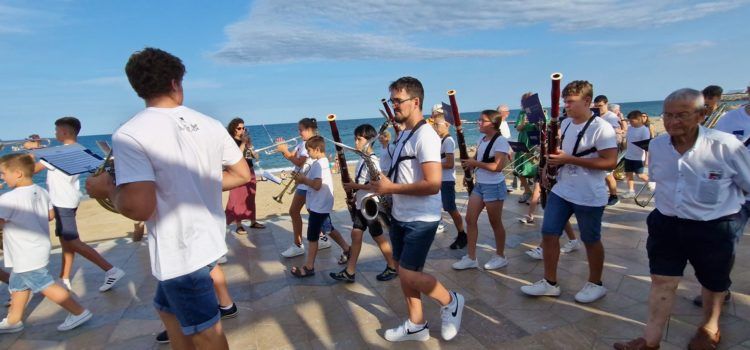 Els joves de La Alianza surten a tocar pel carrer