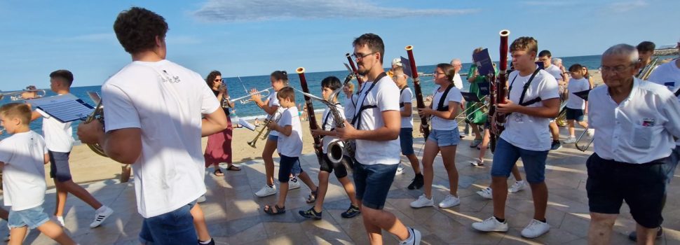 Els joves de La Alianza surten a tocar pel carrer