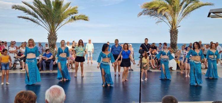 Dansa oriental al passeig de Vinaròs amb La Danza de Vega
