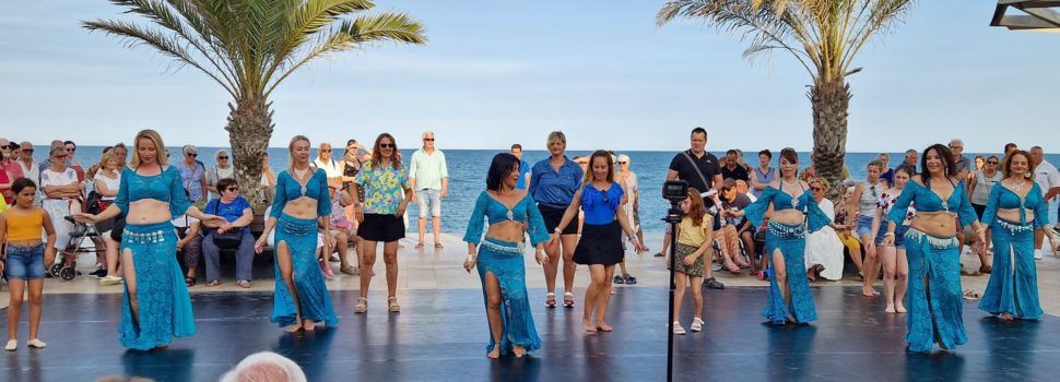 Dansa oriental al passeig de Vinaròs amb La Danza de Vega