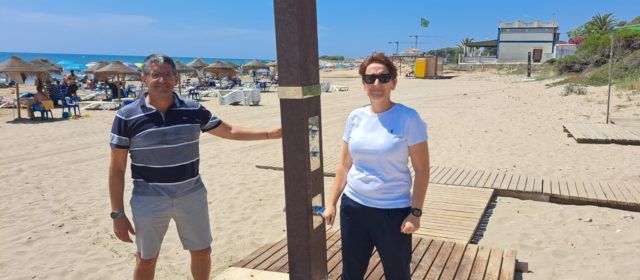 S’instal·len dutxes de plàstic reciclat amb llavapeus a les platges d’Alcossebre