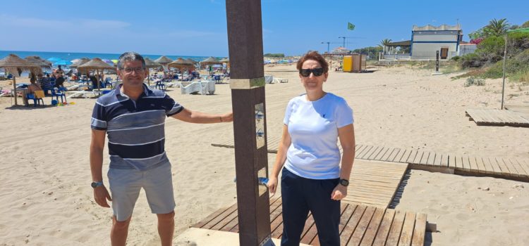  S’instal·len dutxes de plàstic reciclat amb llavapeus a les platges d’Alcossebre