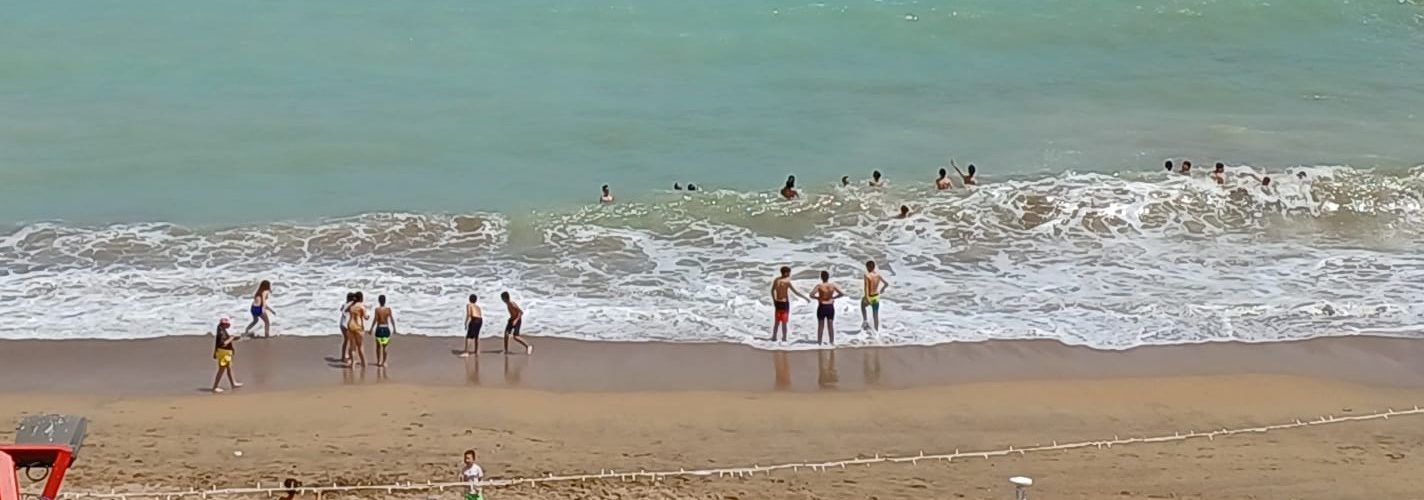 Dinars de fi de curs amb remullada a la platja