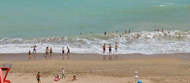 Dinars de fi de curs amb remullada a la platja
