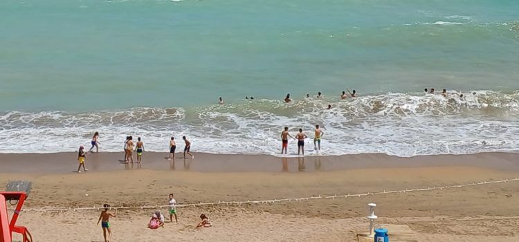 Dinars de fi de curs amb remullada a la platja