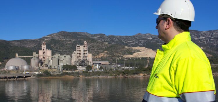Cemex i Griñó converteixen en combustibles les escombraries marines