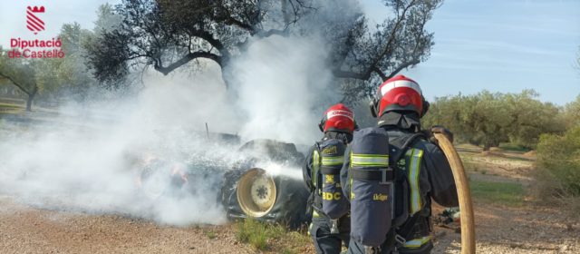Incendio de un tractor en Canet lo Roig
